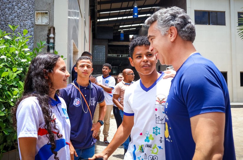 Rafael Brito propõe criação de bolsa para premiar alunos com melhores notas