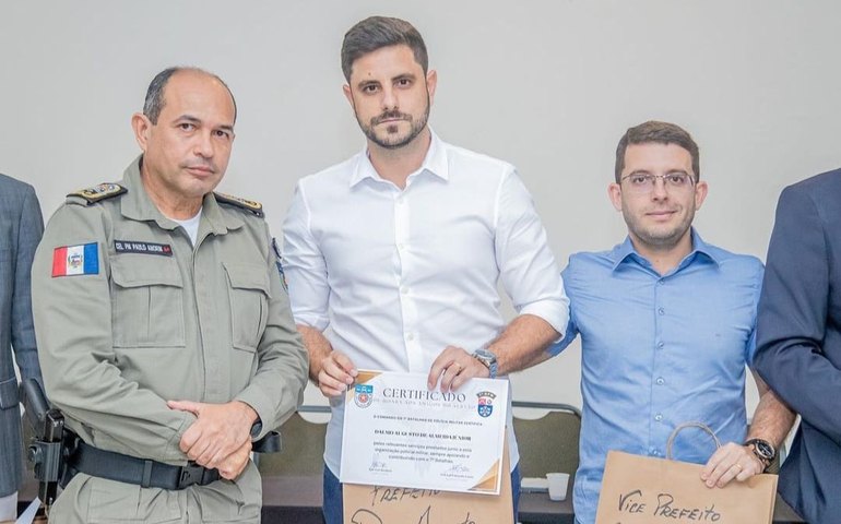 Prefeito e vice de Belo Monte recebem homenagem do 7º Batalhão da PM em Santana do Ipanema