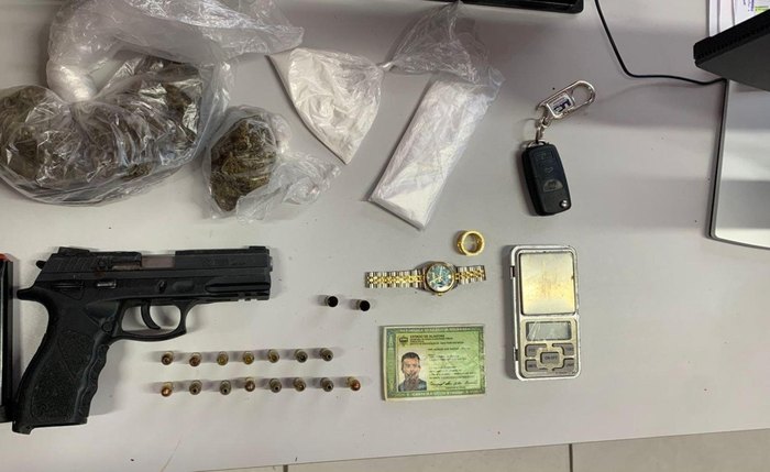 Foram apreendidas uma arma de fogo, entorpecentes e objetos identificados como frutos de roubos