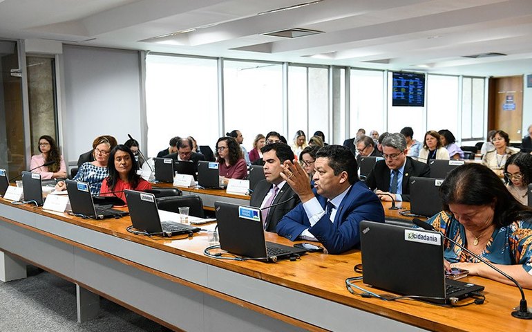 Bolsa Família: comissão pede mais qualificação profissional para beneficiários