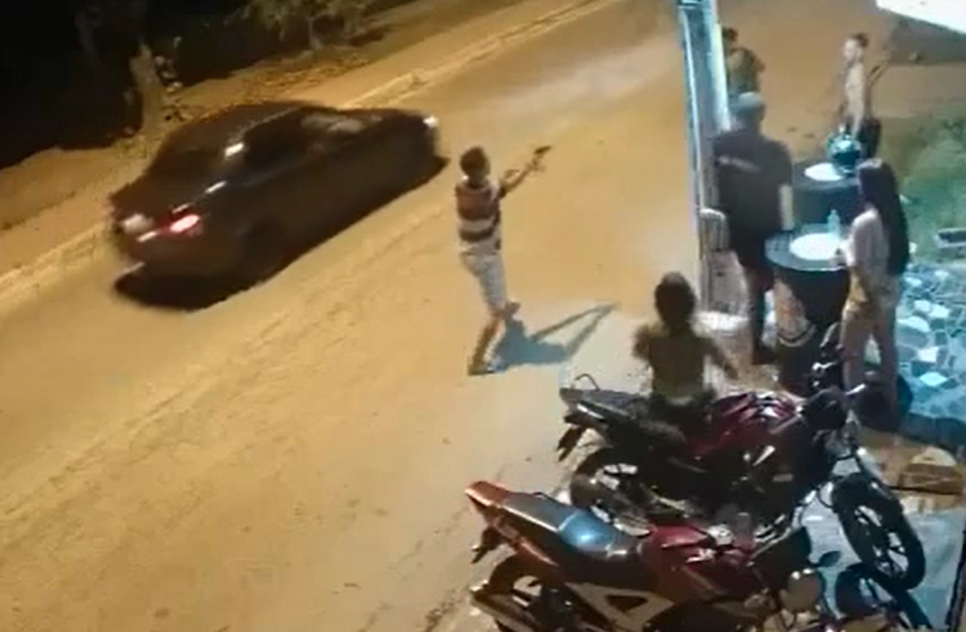 Homens armados assaltam clientes de depósito de bebidas na Grande Aracaju