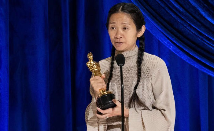A diretora chinesa Chloé Zhao foi a primeira mulher asiática e a segunda mulher a ganhar o prêmio