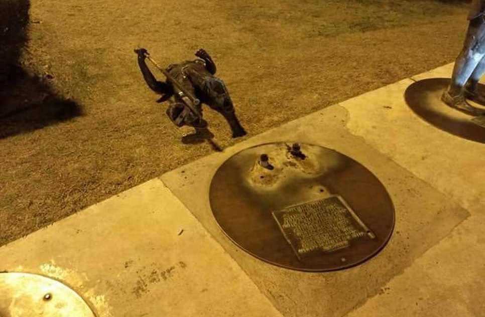 monumento derrubado orla