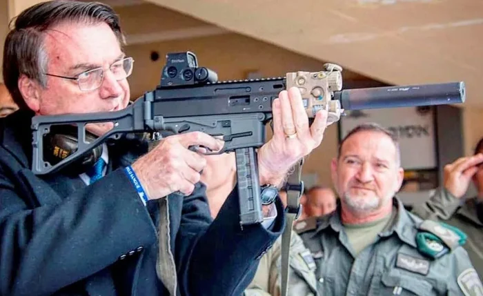 Jair Bolsonaro teve porte de armas e registros de CAC suspensos