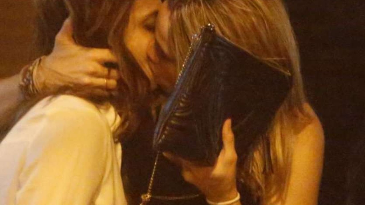 Fernanda Gentil é apoiada por beijo na namorada em público