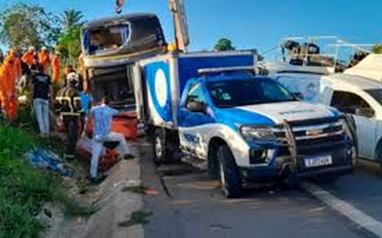 Sobe para nove total de mortos em acidente com ônibus na Bahia
