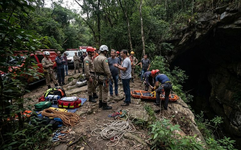 Mulher morre após queda em gruta no Rio enquanto se preparava para fazer rapel
