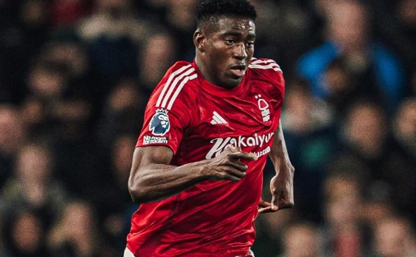 Atacante do Nottingham está em coma induzido após se chocar com a trave em jogo do Inglês