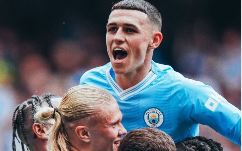 City bane dois jovens torcedores flagrados ironizando morte de Bobby Charlton, ídolo do United