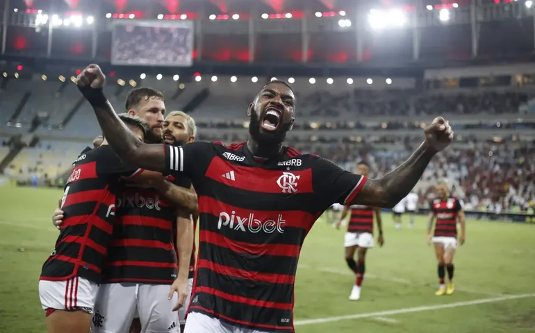 Flamengo vence o Botafogo com gol de Léo Pereira nos acréscimos