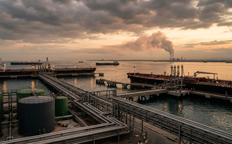 Petróleo dispara e fecha acima de US$ 90 por barril, com alta de até 35% na semana