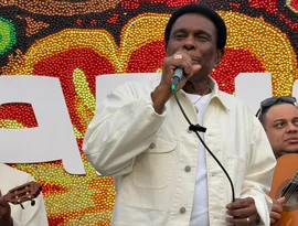 Neguinho da Beija-Flor leva samba brasileiro ao MIPIM em apresentação para público internacional em Cannes