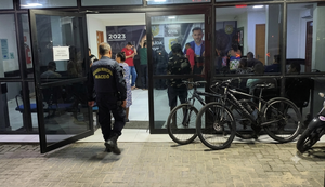 Segundo boletim, agente interferiu na abordagem e dirigiu ofensas a militares na Central de Flagrantes
