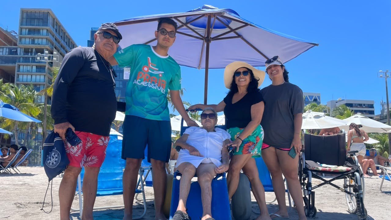 Após quatro anos, idosa volta a tomar banho de mar com apoio do Praia Acessível em Maceió