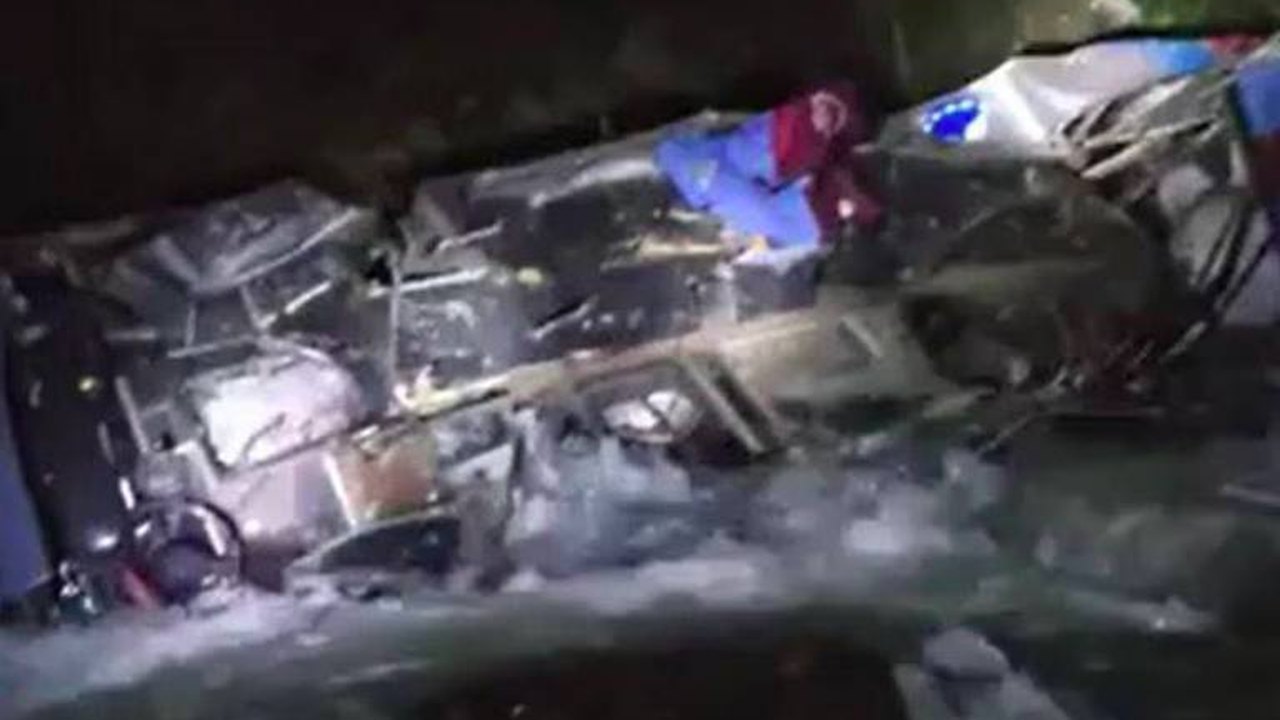 Queda de ônibus em abismo deixa 23 mortos no norte do Peru