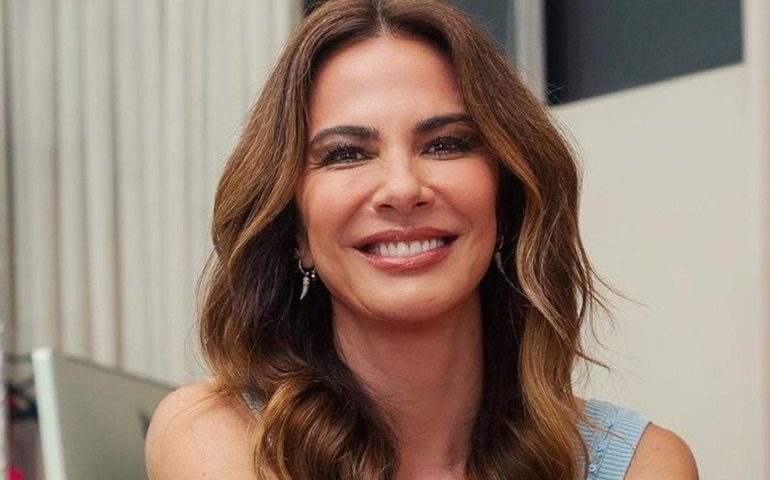 Luciana Gimenez apresenta 'Superpop' com rouquidão após cirurgia e diz: 'Estou ótima'