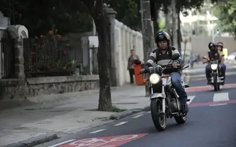 Prefeitura de SP coloca faixas de alerta em via onde morreu passageira de mototáxi