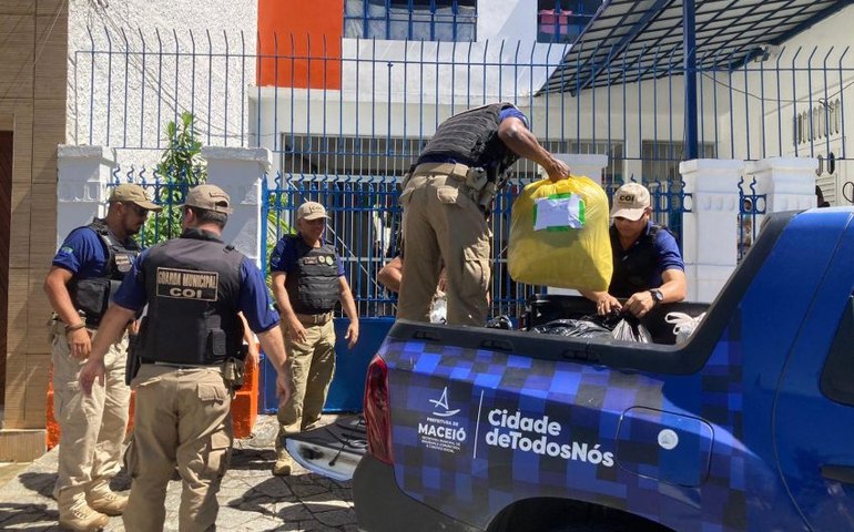 Guardas municipais realizam doações para famílias desabrigadas pela chuva em Maceió