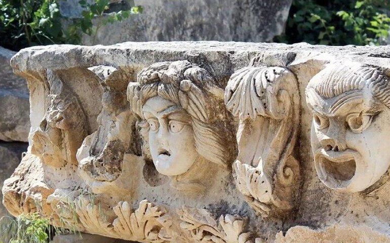Cinco máscaras teatrais da era romana são desenterradas em teatro antigo no sul da Turquia