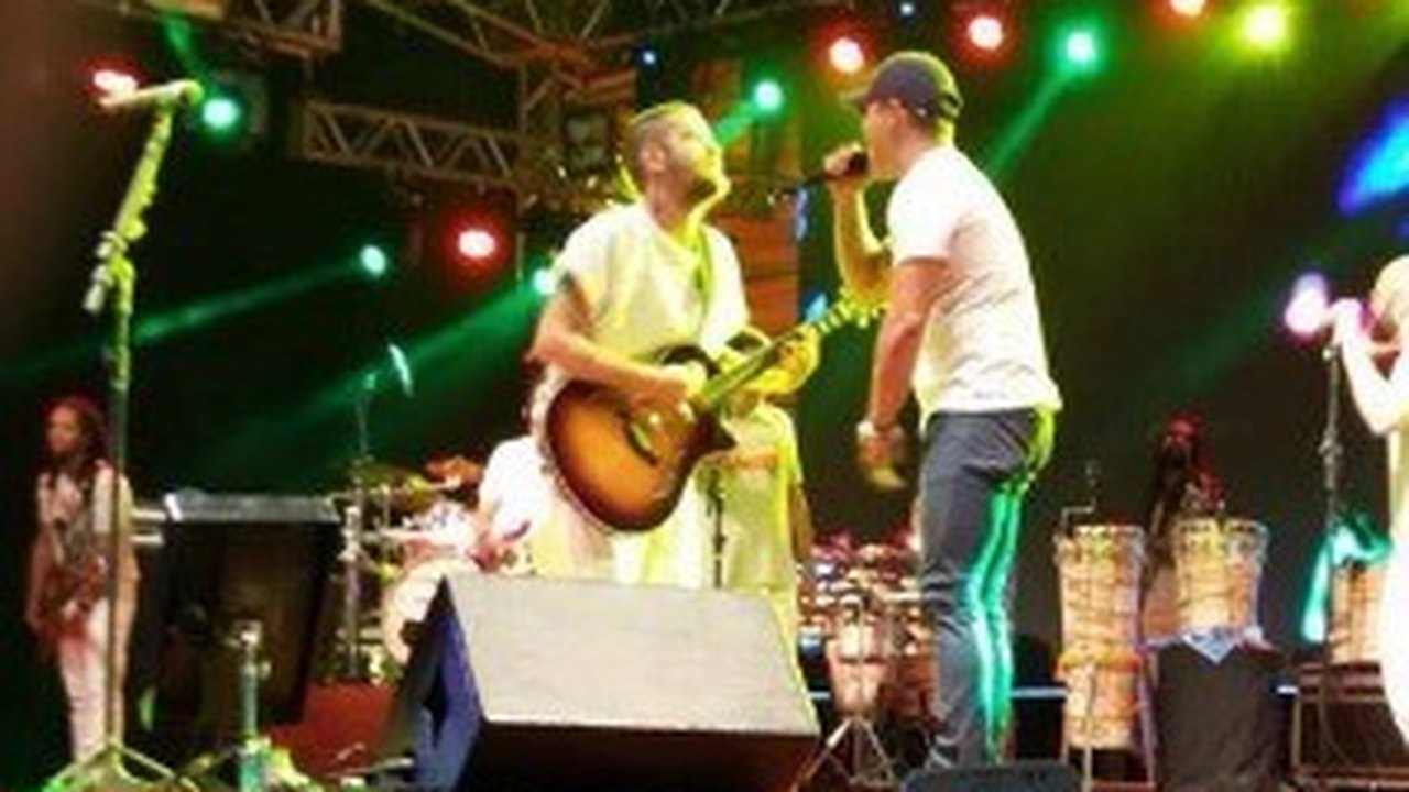 Arapiraquense sobe no palco com cantor Saulo Fernandes