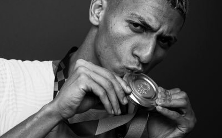 Richarlison faz declaração para a namorada de forma inusitada e diverte seguidores; veja o vídeo