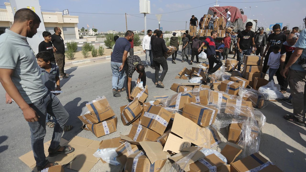 Mais de 900 caminhões com ajuda humanitária chegaram a Gaza nesta segunda-feira (20)