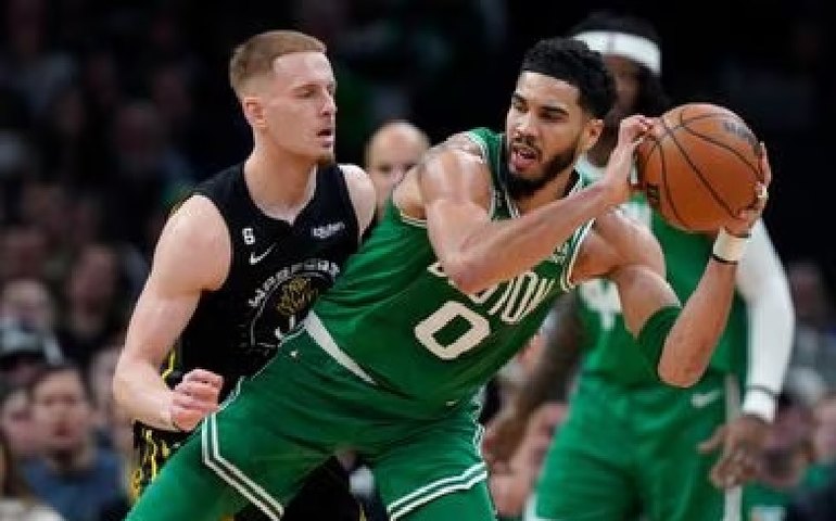 Curry faz cesta do meio da quadra, mas Warriors perdem dos Celtics na NBA