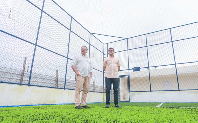 Prefeito Luciano acompanha obras do CRAS e do campo de futebol society no Brisa