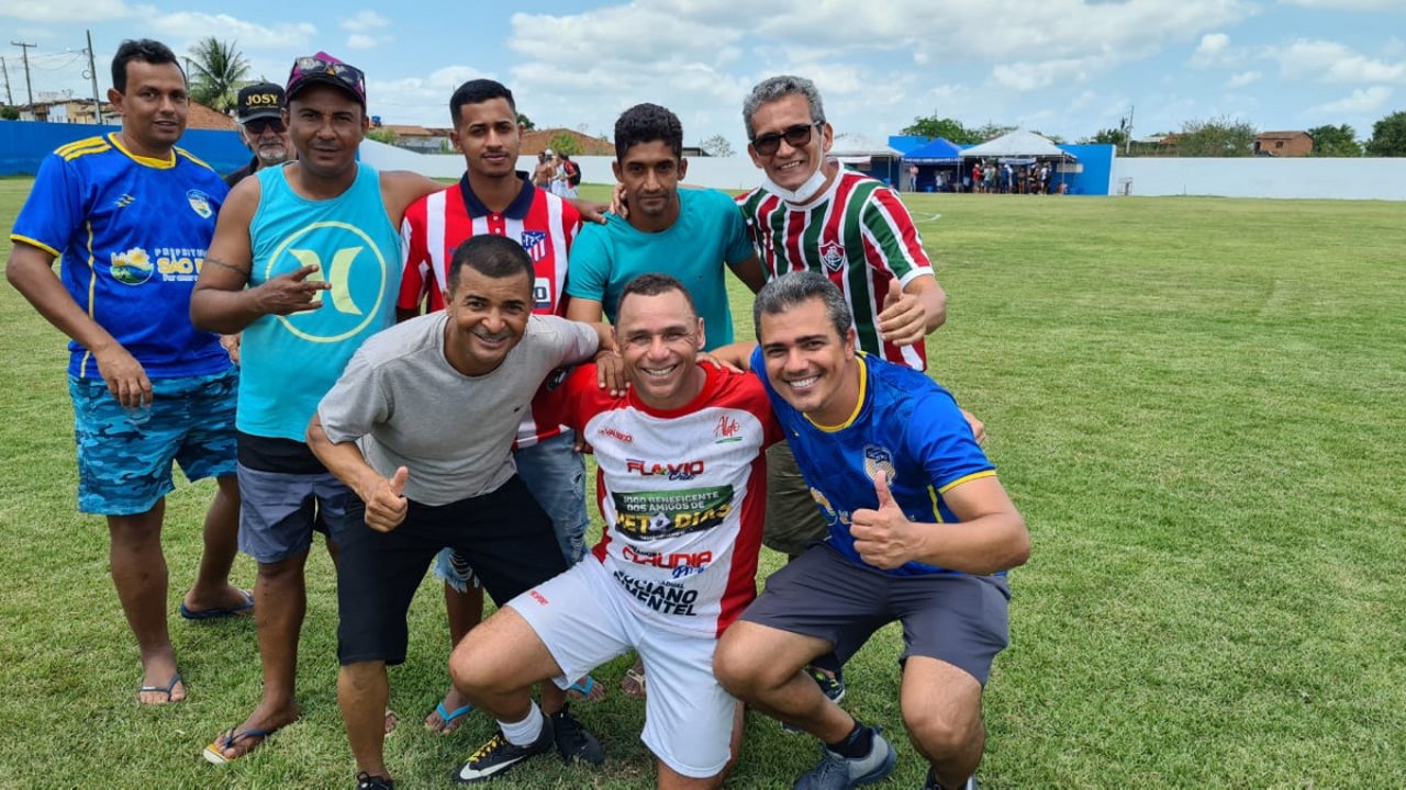 Prefeito Klinger Quirino faz gol de voleio em jogo beneficente com estrelas do futebol