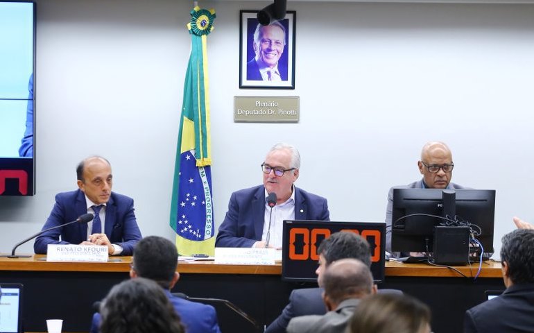 Ministério da Saúde estima que vacina contra dengue esteja disponível no SUS em um ano e meio