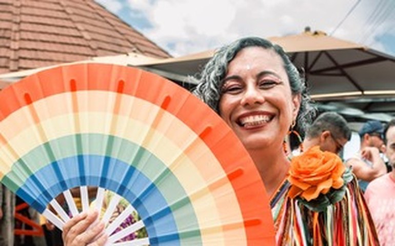 Som e luta: professora divide tempo livre entre o maracatu e a militância