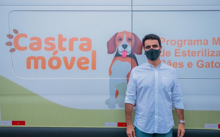 Prefeito JHC acompanha início dos trabalhos do Castramóvel e garante política pública para os animais