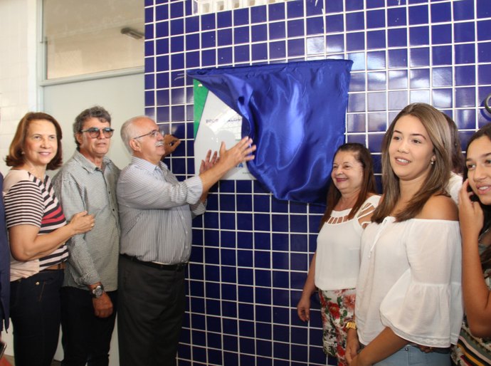 Teófilo inaugura quadra e dá nome de Carlos Eduardo Cavalcante, ícone do esporte arapiraquense