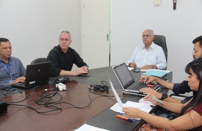 Teófilo se reúne com Caixa Econômica para discutir obras de Arapiraca