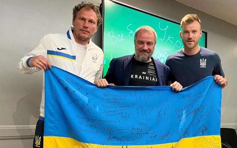 Ucrânia leva bandeira recebida de soldados como amuleto em jogo por vaga na Copa