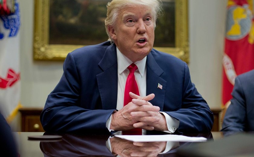 Temos perdido fábricas e milhões de empregos e precisamos vencer, diz Trump