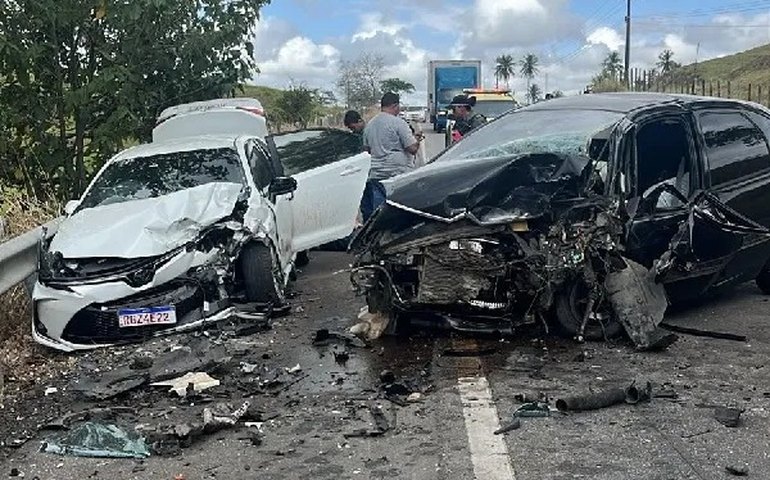 Colisão entre dois veículos deixa três feridos na BR-316 em Maribondo