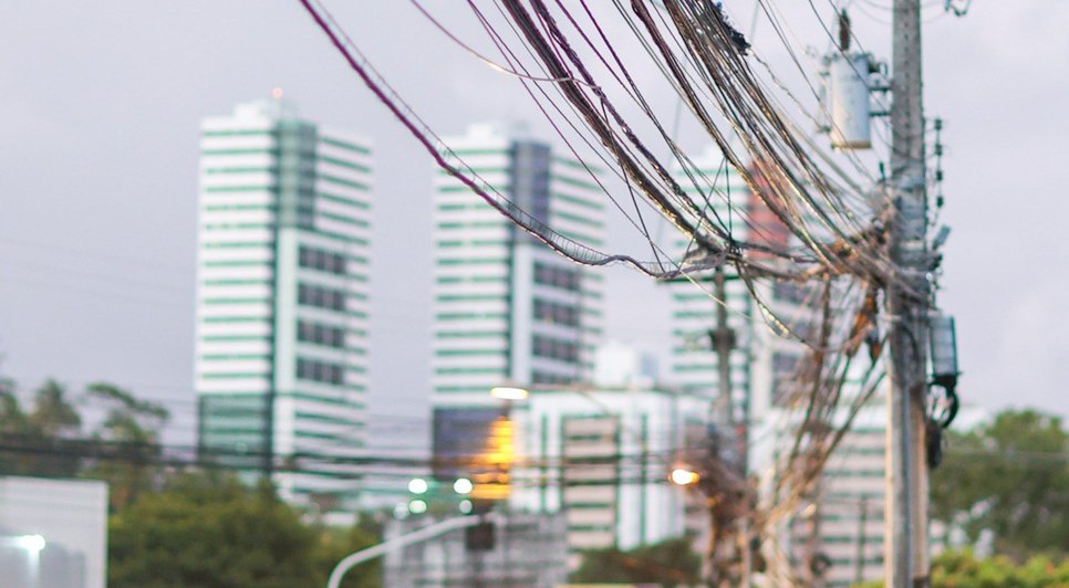 Imagens comprovam ação criminosa de individuo destruindo poste no conjunto. Foto: Reprodução/Internet.