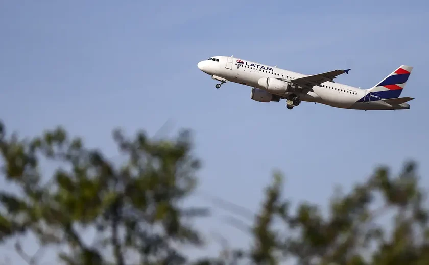 Voo da Latam atrasa 4 horas após passageiro acionar escorregadeira de avião em Guarulhos