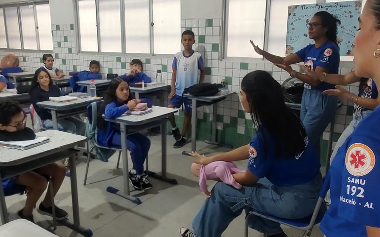 Samu leva primeiros socorros e cidadania à Escola Pompeu Sarmento, em Maceió