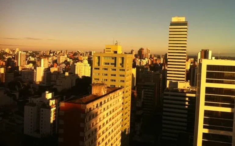 O Brasil que acorda em janeiro: promessas velhas, problemas novos e a memória curta do poder