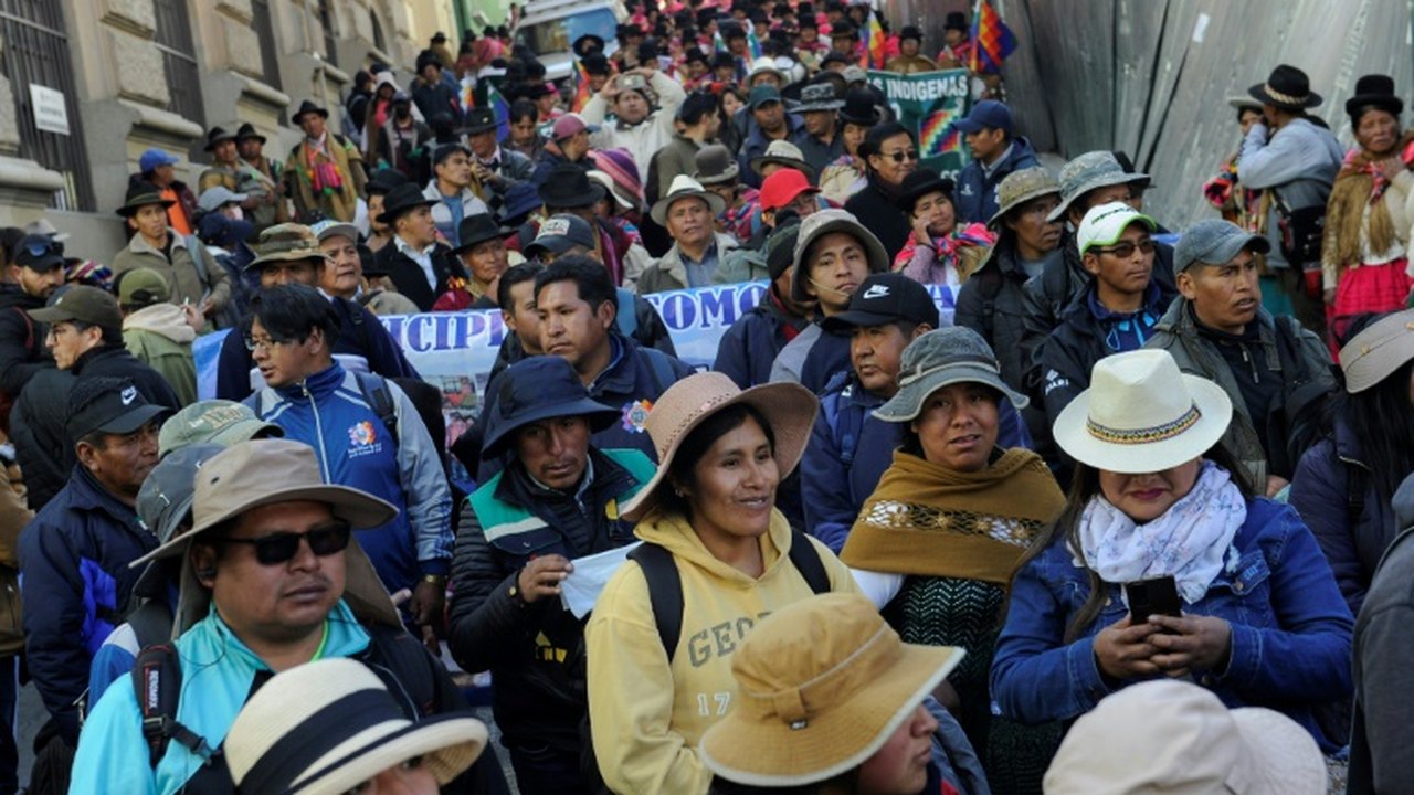 Milhares de bolivianos marcham em apoio a presidente duas semanas após tentativa de golpe; fotos
