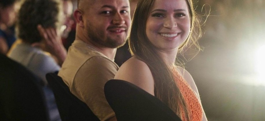 A turista Denise, de Curitiba, ao lado do esposo, acompanhou o desfile de crochê durante passagem por Maceió. Foto: Mariel Matias