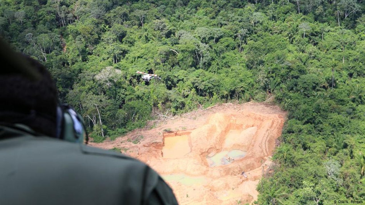 Bolsonaro assina projeto que permite mineração em terras indígenas