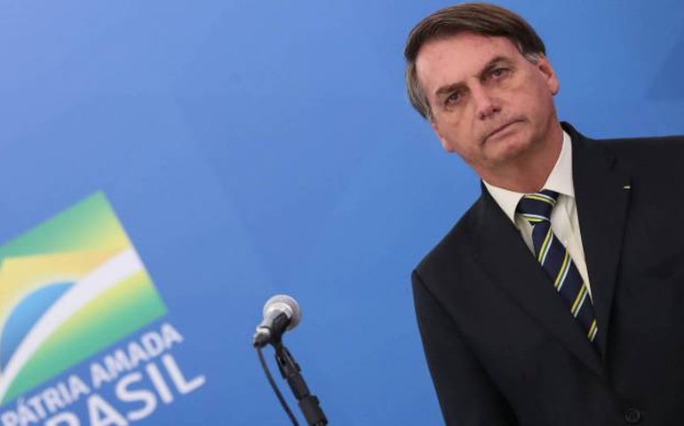 Bolsonaro minimiza gastos com cartão e diz que fica até janeiro de 2027