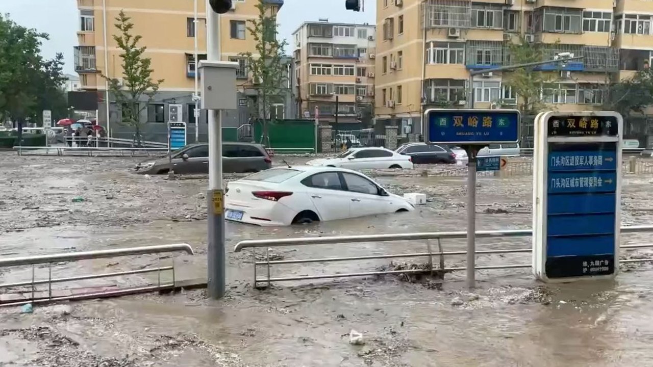 Chuva em Pequim após tufão transforma ruas em rios e deixa 2 mortos