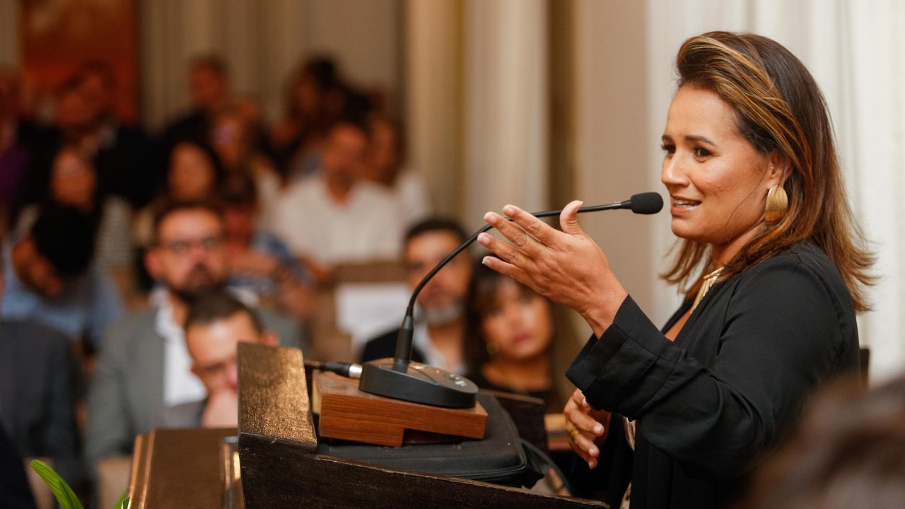 Secretária Renata dos Santos prestigia lançamento de livro que retrata mudança do patamar econômico de Alagoas