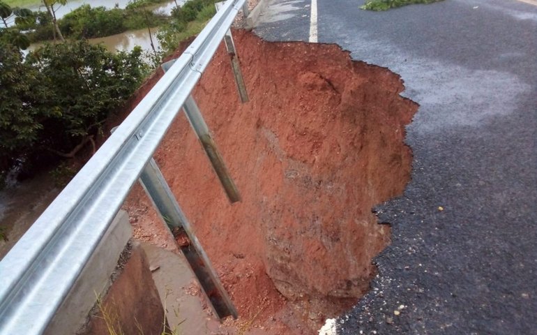 Chuvas danificam pontes de rodovia estadual e de estrada na zona rural de Penedo