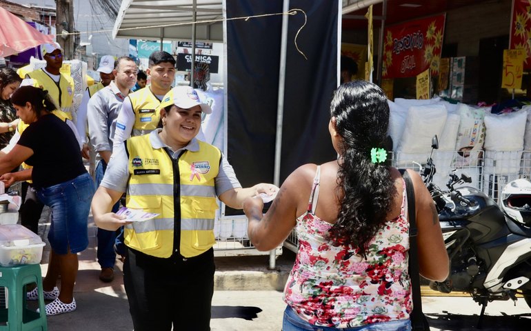 Ronda no Bairro participa de panfletagem sobre violência a idosos