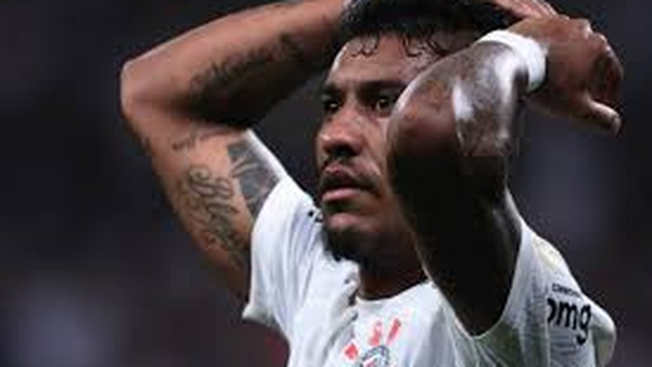 Paulinho rompe ligamento do joelho, passa por cirurgia e desfalca o Vasco por até 10 meses